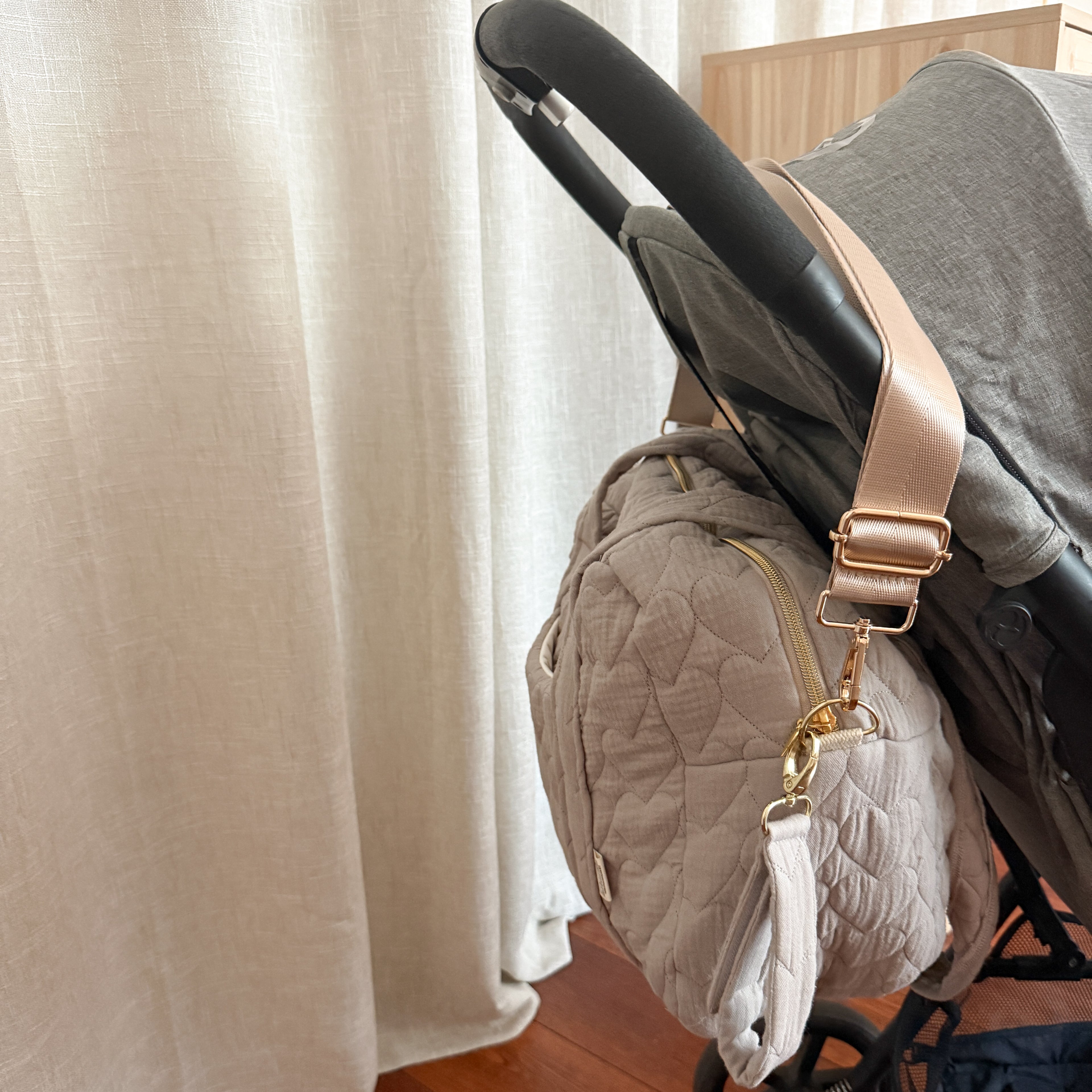 Sac à langer personnalisé – Coeurs matelassés grège