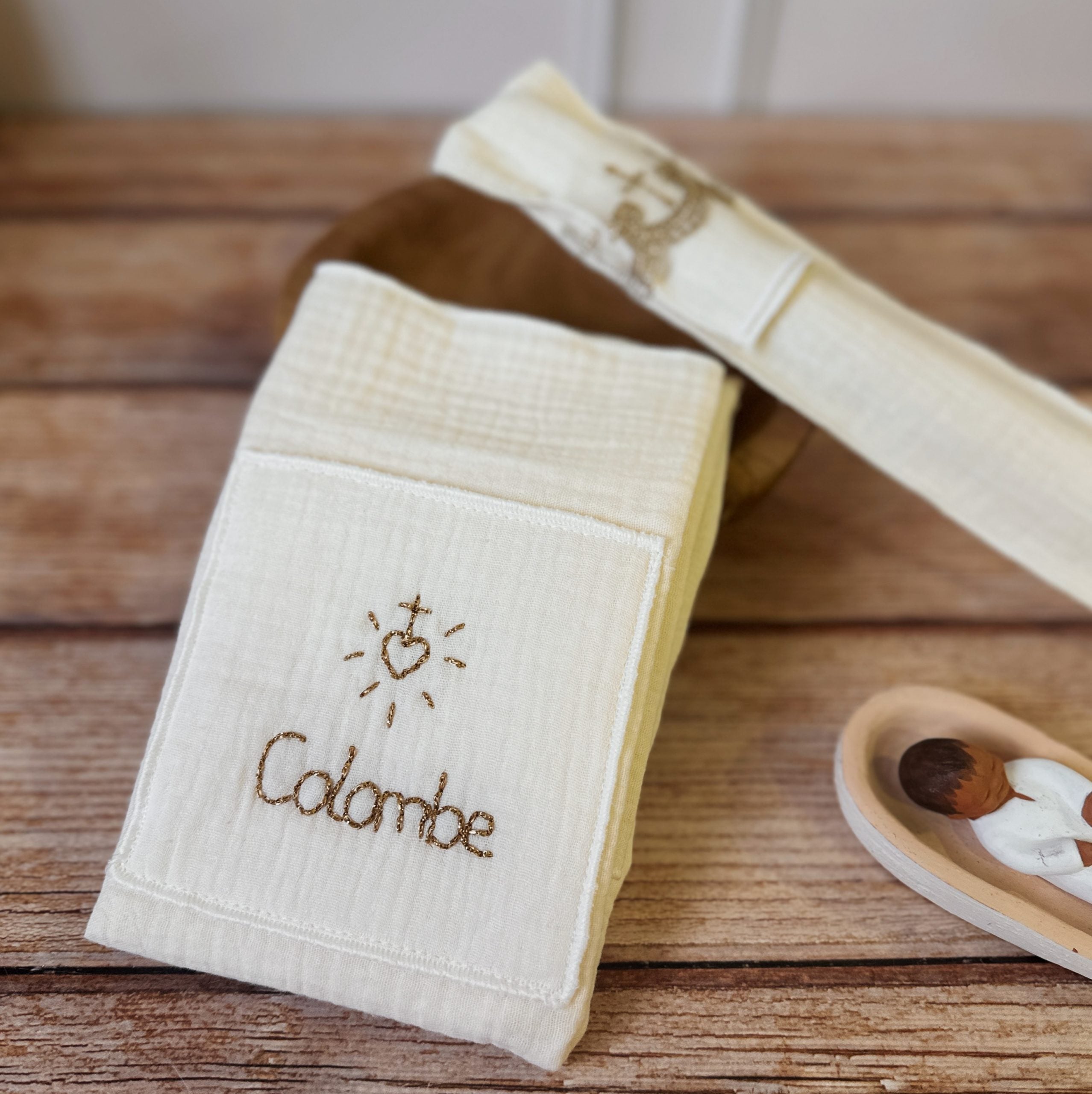 Lange de baptême écru avec broderie dorée - pour un souvenir religieux inoubliable : un lange blanc personnalisé au prénom de bébé qui pourra être bénit par le prête le jour du baptême. et qui sera utile lors de l'acte. un range cierge afin de protéger et transmettre à votre enfant, son cierge de baptême. ✨ Caractéristiques : ✔ Matière : gaze de coton écrue, douce et respirante ✔ Fabrication : 100 % française, confection artisanale ✔ Broderie : réalisée à la main avec soin ✔ Dimensions : idéales pour une ut