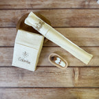 Lange de baptême écru avec broderie dorée - pour un souvenir religieux inoubliable : un lange blanc personnalisé au prénom de bébé qui pourra être bénit par le prête le jour du baptême. et qui sera utile lors de l'acte. un range cierge afin de protéger et transmettre à votre enfant, son cierge de baptême. ✨ Caractéristiques : ✔ Matière : gaze de coton écrue, douce et respirante ✔ Fabrication : 100 % française, confection artisanale ✔ Broderie : réalisée à la main avec soin ✔ Dimensions : idéales pour une ut