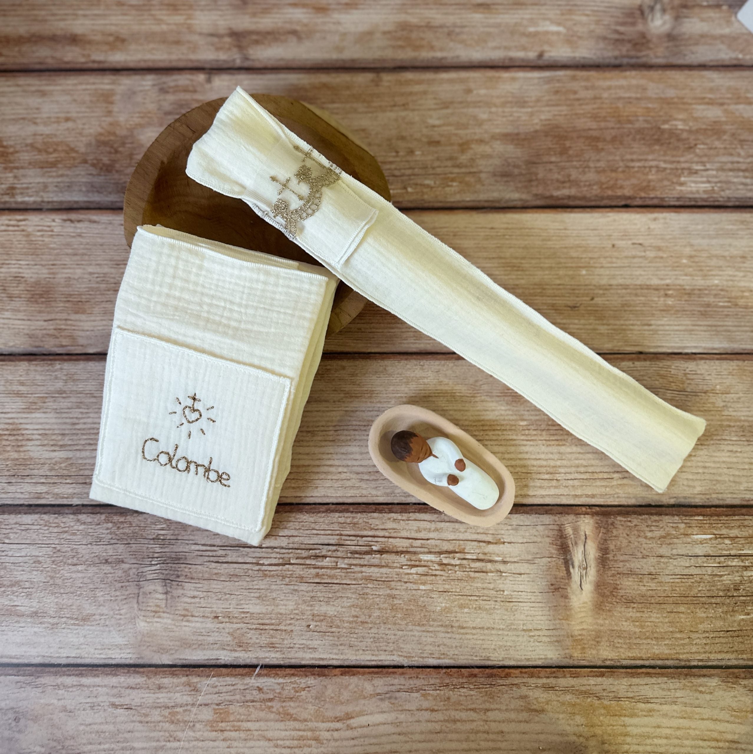 Lange de baptême écru avec broderie dorée - pour un souvenir religieux inoubliable : un lange blanc personnalisé au prénom de bébé qui pourra être bénit par le prête le jour du baptême. et qui sera utile lors de l'acte. un range cierge afin de protéger et transmettre à votre enfant, son cierge de baptême. ✨ Caractéristiques : ✔ Matière : gaze de coton écrue, douce et respirante ✔ Fabrication : 100 % française, confection artisanale ✔ Broderie : réalisée à la main avec soin ✔ Dimensions : idéales pour une ut
