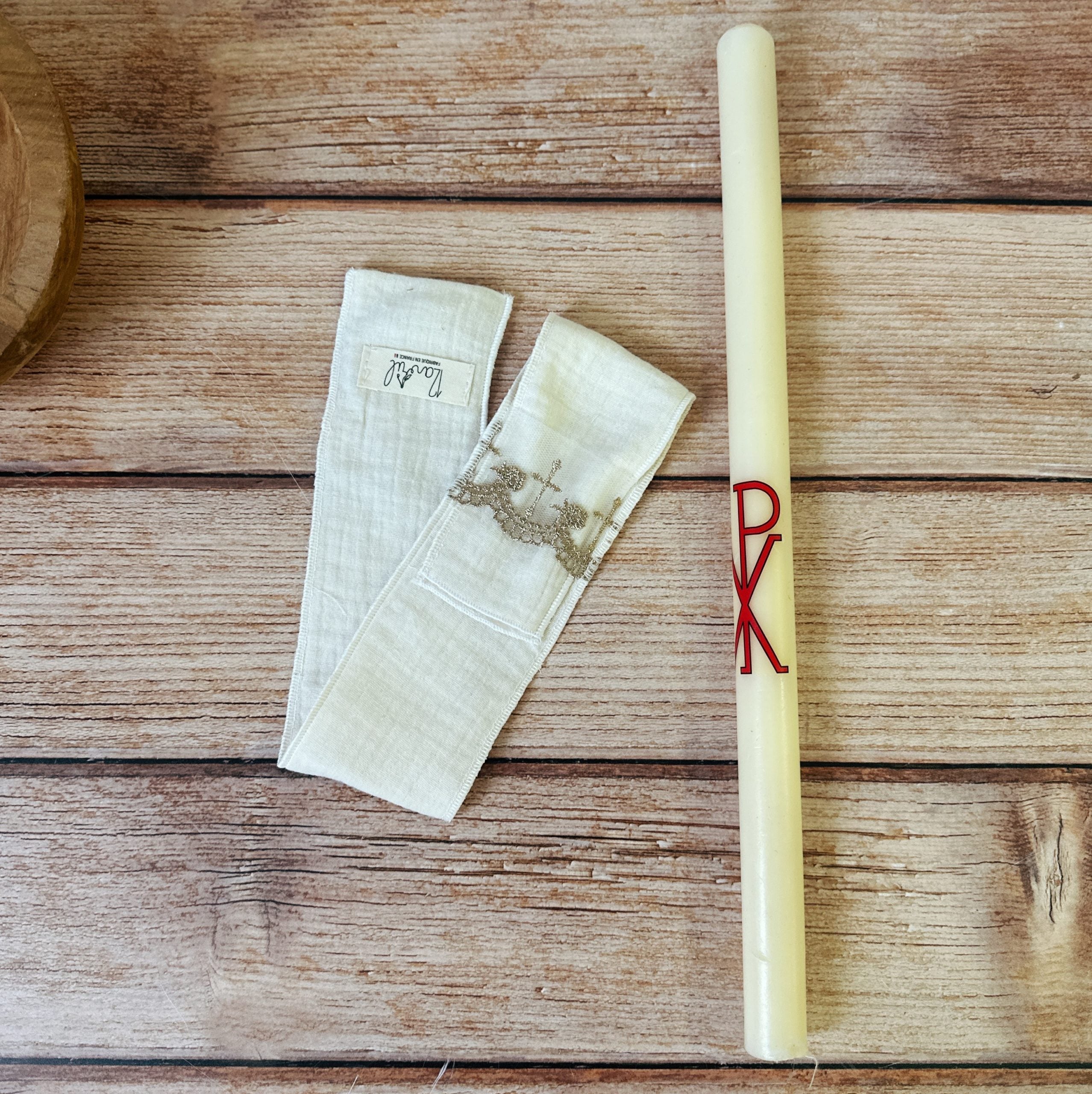 Lange de baptême écru avec broderie dorée - pour un souvenir religieux inoubliable : un lange blanc personnalisé au prénom de bébé qui pourra être bénit par le prête le jour du baptême. et qui sera utile lors de l'acte. un range cierge afin de protéger et transmettre à votre enfant, son cierge de baptême. ✨ Caractéristiques : ✔ Matière : gaze de coton écrue, douce et respirante ✔ Fabrication : 100 % française, confection artisanale ✔ Broderie : réalisée à la main avec soin ✔ Dimensions : idéales pour une ut