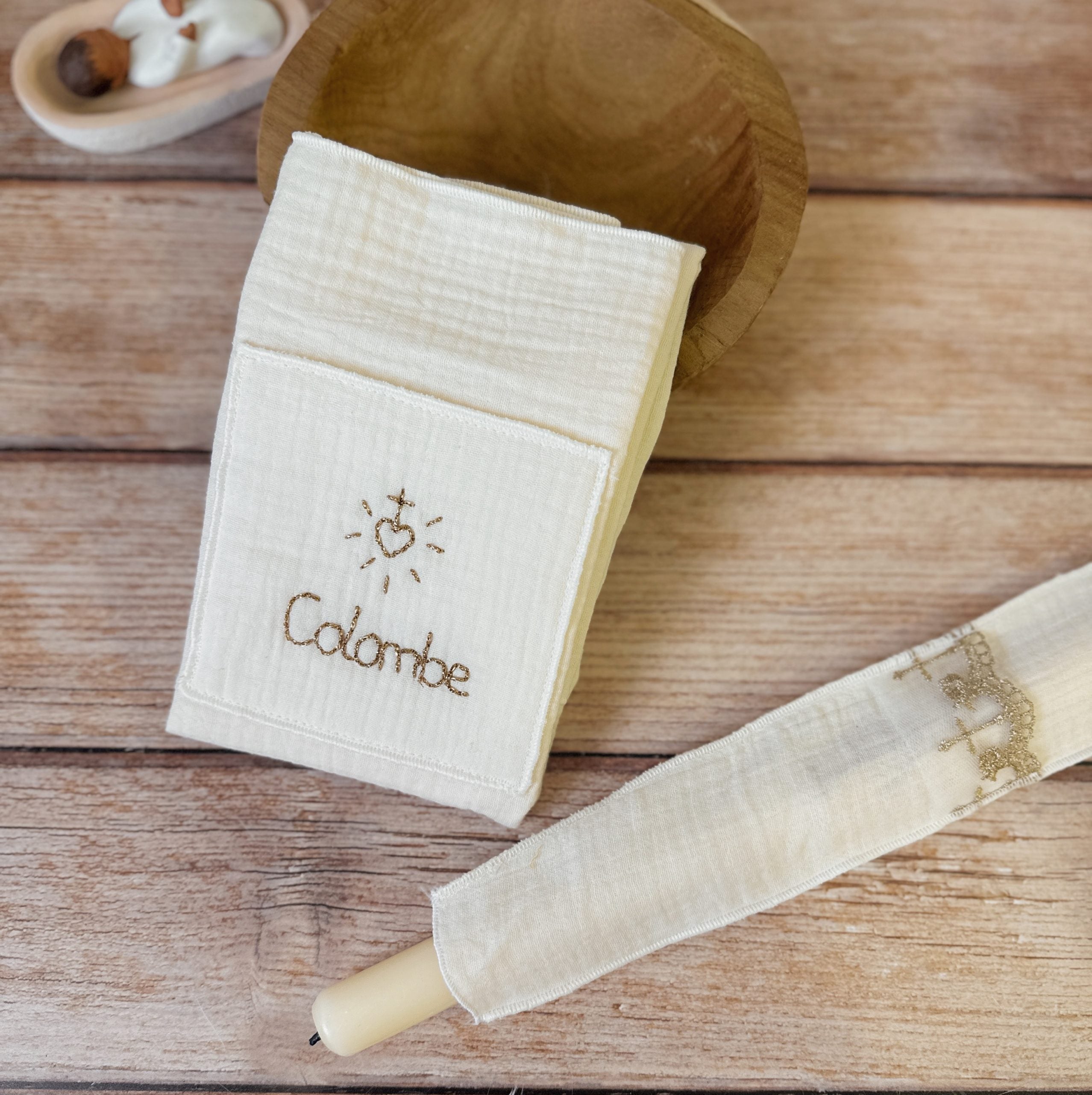 Lange de baptême écru avec broderie dorée - pour un souvenir religieux inoubliable : un lange blanc personnalisé au prénom de bébé qui pourra être bénit par le prête le jour du baptême. et qui sera utile lors de l'acte. un range cierge afin de protéger et transmettre à votre enfant, son cierge de baptême. ✨ Caractéristiques : ✔ Matière : gaze de coton écrue, douce et respirante ✔ Fabrication : 100 % française, confection artisanale ✔ Broderie : réalisée à la main avec soin ✔ Dimensions : idéales pour une ut