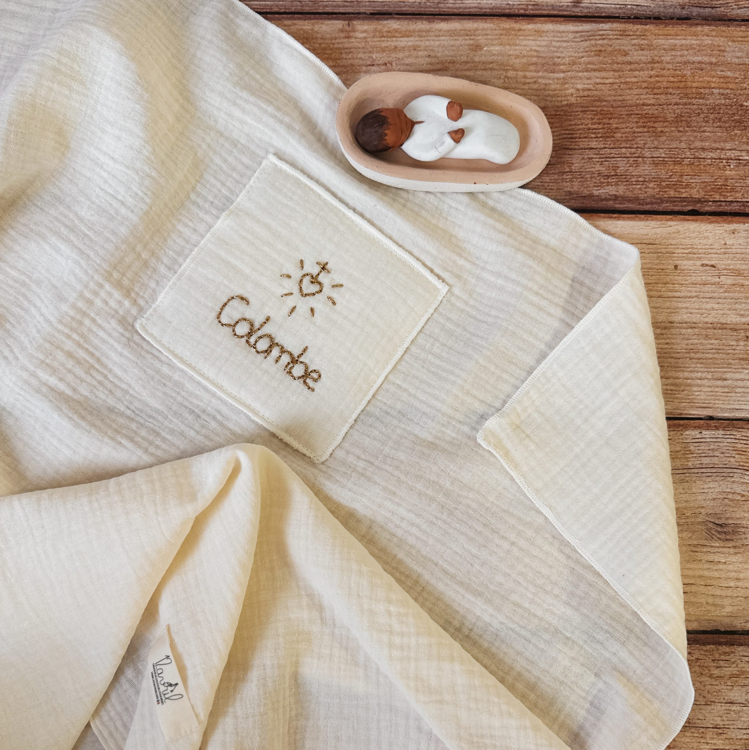 Lange de baptême écru avec broderie dorée - pour un souvenir religieux inoubliable : un lange blanc personnalisé au prénom de bébé qui pourra être bénit par le prête le jour du baptême. et qui sera utile lors de l'acte. un range cierge afin de protéger et transmettre à votre enfant, son cierge de baptême. ✨ Caractéristiques : ✔ Matière : gaze de coton écrue, douce et respirante ✔ Fabrication : 100 % française, confection artisanale ✔ Broderie : réalisée à la main avec soin ✔ Dimensions : idéales pour une ut