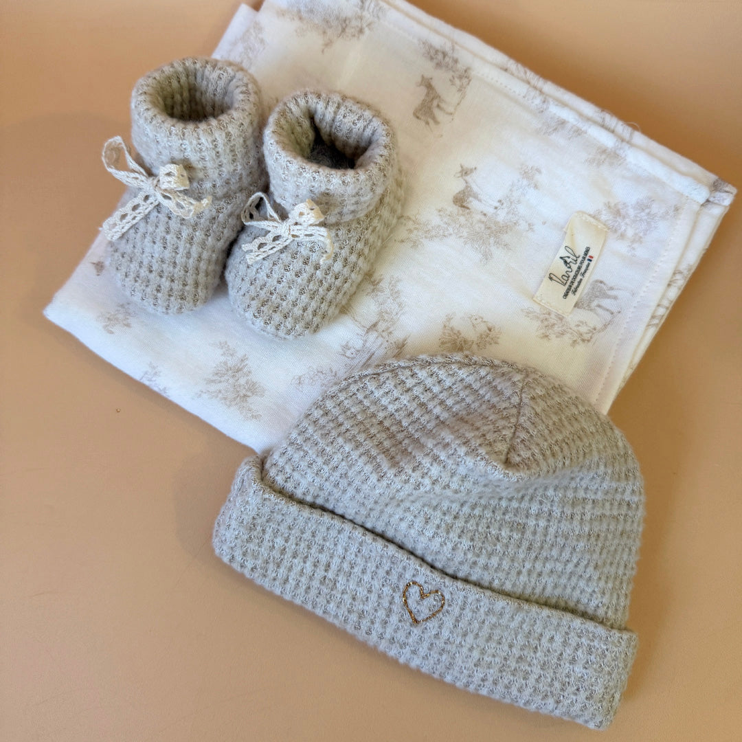 Bonnet de Naissance en Maille Nid d'abeille Grège - Initiale ♡