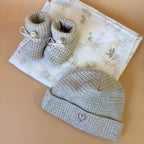 Bonnet de Naissance en Maille Nid d'abeille Grège - Prénom