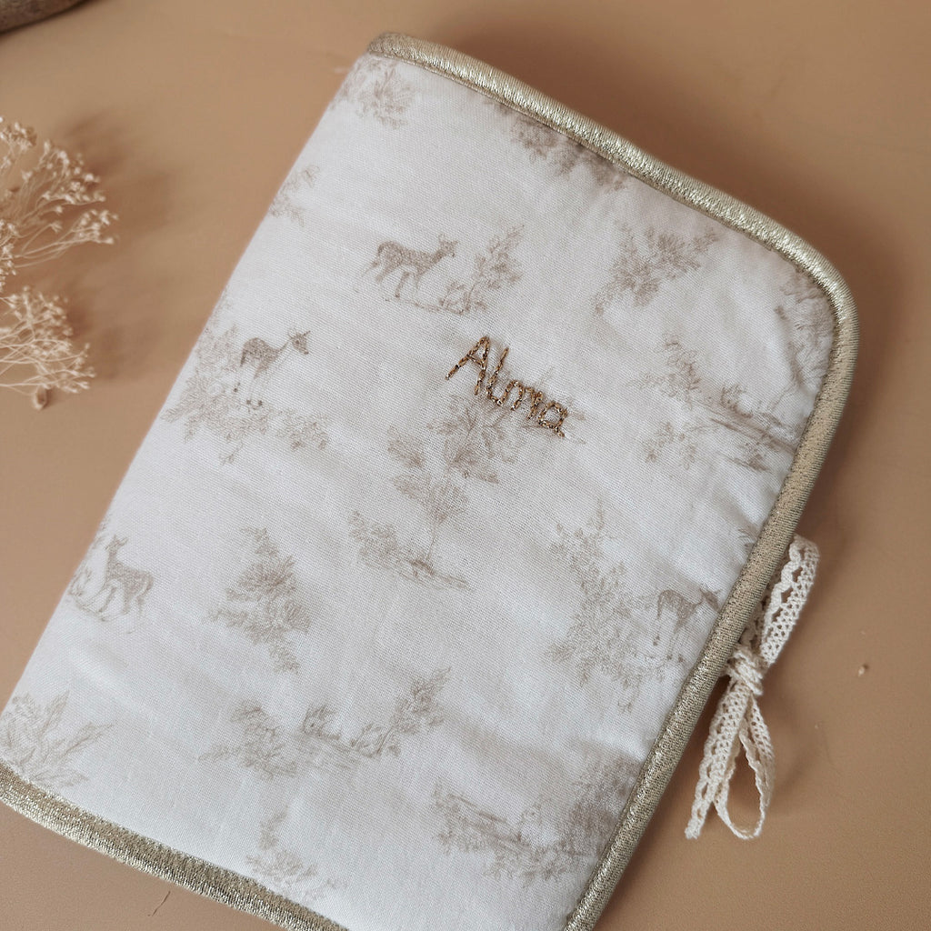 En optant pour notre protège carnet de santé, vous choisissez non seulement la protection et la fonctionnalité, mais aussi le style et la qualité. C'est un cadeau parfait pour les nouveaux parents et un accessoire indispensable pour chaque enfant. Retrouvez toute notre gamme avec différents motifs ici.