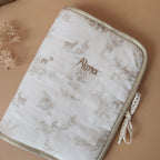 En optant pour notre protège carnet de santé, vous choisissez non seulement la protection et la fonctionnalité, mais aussi le style et la qualité. C'est un cadeau parfait pour les nouveaux parents et un accessoire indispensable pour chaque enfant. Retrouvez toute notre gamme avec différents motifs ici.