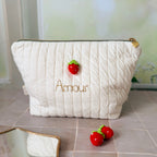 Apportez une touche de tendresse à vos accessoires avec cette trousse de toilette matelassée en jersey de coton, entièrement confectionnée en France. Pensée pour les mamans, les enfants ou tout simplement pour se faire plaisir, cette trousse incarne à la fois le charme artisanal et la fonctionnalité. Son tissu matelassé lui confère une allure douce et moelleuse, parfaite pour y glisser les essentiels de toilette ou les petits trésors du quotidien. Ce qui la rend unique ? Sa jolie fraise en crochet rouge cou