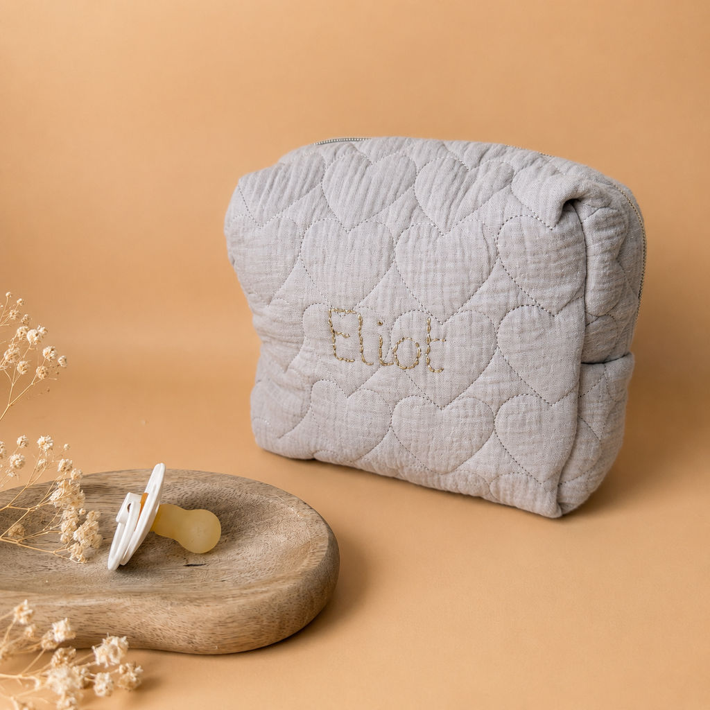 Trousse de toilette matelassée personnalisée avec prénom - Motif Matelassé coeurs Grège