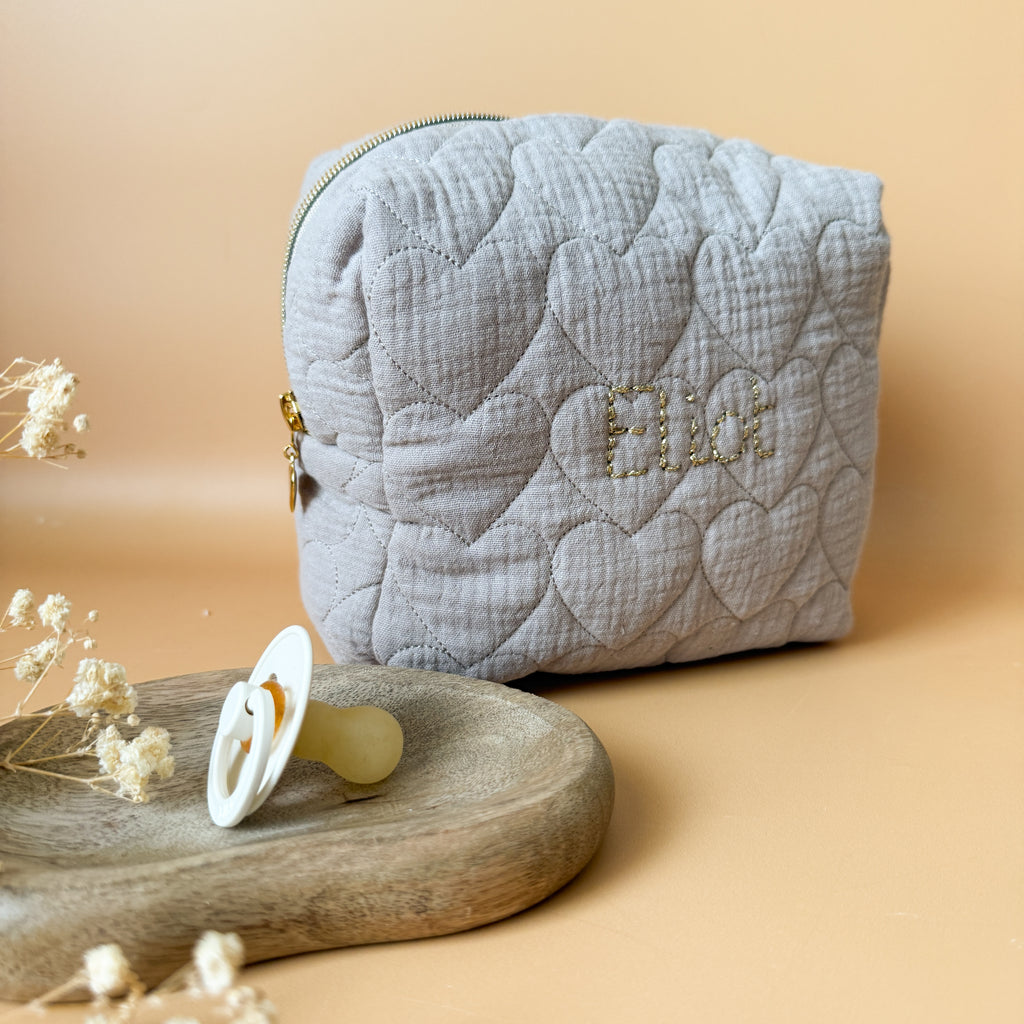 Trousse de toilette matelassée personnalisée avec prénom - Motif Matelassé coeurs Grège
