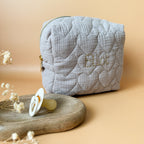 Trousse de toilette matelassée personnalisée avec prénom - Motif Matelassé coeurs Grège