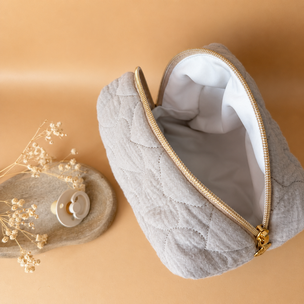 Trousse de toilette matelassée personnalisée avec prénom - Motif Matelassé coeurs Grège