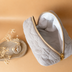 Trousse de toilette matelassée personnalisée avec prénom - Motif Matelassé coeurs Grège