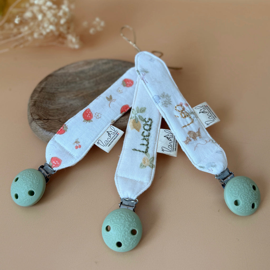 Attache tétine personnalisée en gaze de coton - Motif fraise cerises