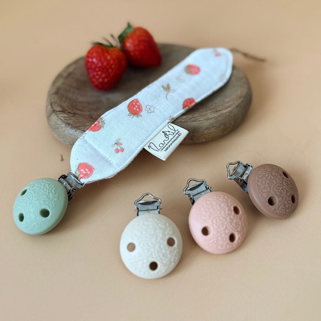 Attache tétine personnalisée en gaze de coton - Motif fraise cerises