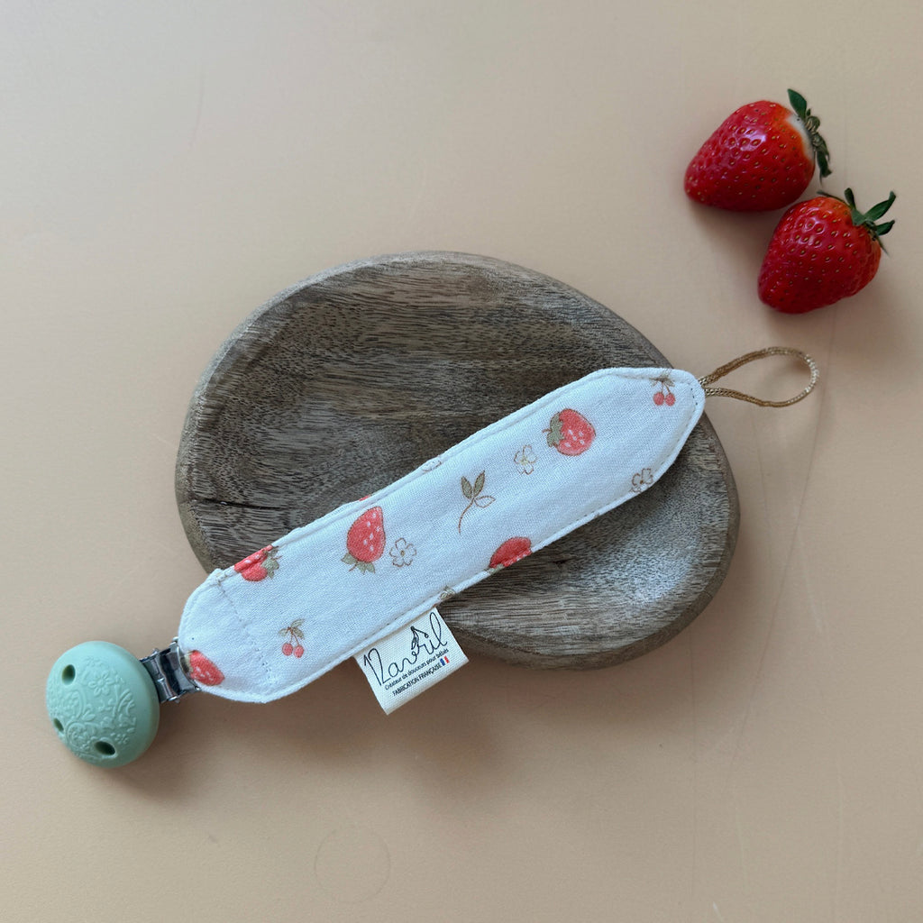 Attache tétine personnalisée en gaze de coton - Motif fraise cerises