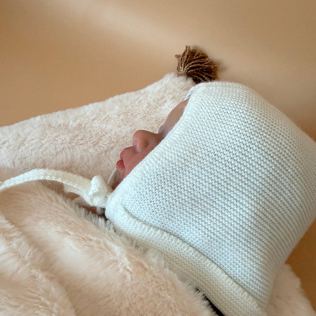 Le petit béguin de naissance, un incontournable dans la valise maternité Délicatement tricotée dans une douce laine alpaga écru, ce petit béguin respire l'élégance et la délicatesse, parfait pour les premiers jours de votre nouveau-né. Ce béguin peut être personnalisé avec le prénom de votre bébé, ajoutant une touche personnelle. Offrez à votre enfant un accessoire à la fois pratique et chargé d'émotion, idéal pour immortaliser ces précieux moments. Un cadeau parfaitement adapté pour accueillir votre petit 