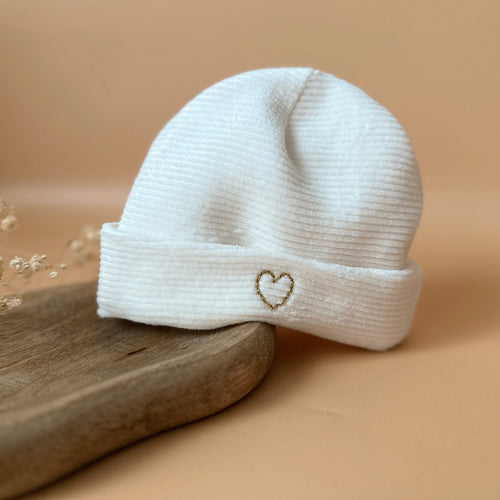Le bonnet de naissance personnalisé pour bébé en maille velours côtelée est l'accessoire idéal pour les premiers jours de votre nouveau-né. Confectionné avec soin dans une maille éponge côtelée , ce bonnet offre à votre bébé douceur et confort incomparables. Il est fabriqué dans l’un de nos ateliers partenaires français. Un cadeau parfaitement adapté pour accueillir votre petit trésor dans le monde avec tendresse et douceur. Retrouvez dans la même gamme, nos petits chaussons de naissance. Grâce à sa texture