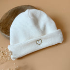 Le bonnet de naissance personnalisé pour bébé en maille velours côtelée est l'accessoire idéal pour les premiers jours de votre nouveau-né. Confectionné avec soin dans une maille éponge côtelée , ce bonnet offre à votre bébé douceur et confort incomparables. Il est fabriqué dans l’un de nos ateliers partenaires français. Un cadeau parfaitement adapté pour accueillir votre petit trésor dans le monde avec tendresse et douceur. Retrouvez dans la même gamme, nos petits chaussons de naissance. Grâce à sa texture