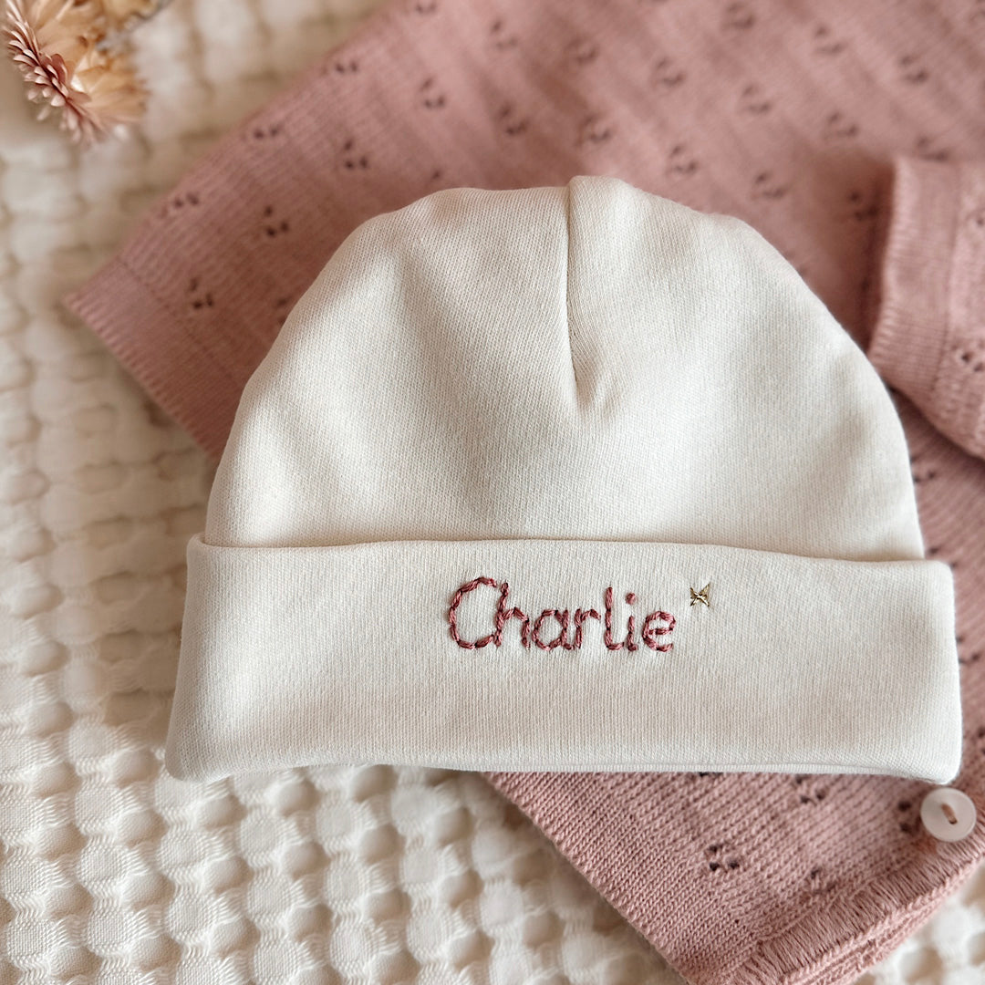 Immortaliser les premiers jours de vie de bébé avec ce joli petit bonnet personnalisé. Il est en 100% jersey de coton biologique écru. Il sera réchauffer bébé. Idéale pour annoncer le prénom de bébé à la naissance ! Le saviez-vous? Toutes les extrémités du corps de bébé sont les plus vulnérables au froid , pieds, mains, oreilles ... Même en plein été il est important de bien couvrir bébé dès la naissance, n'oublions pas qu'il sort d'un bain de 37° C depuis 9 mois !