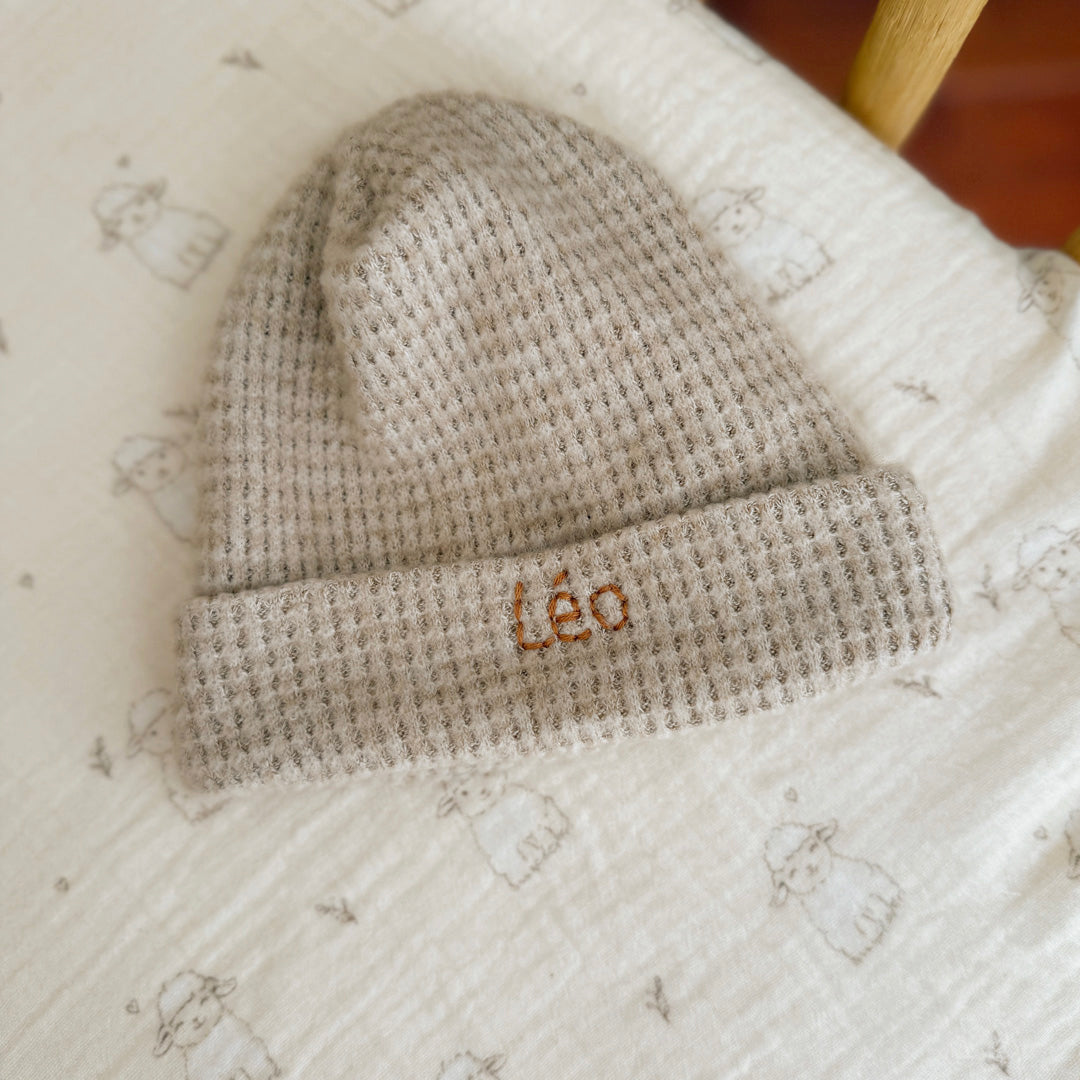 Bonnet de Naissance en Maille Nid d'abeille Grège - Prénom