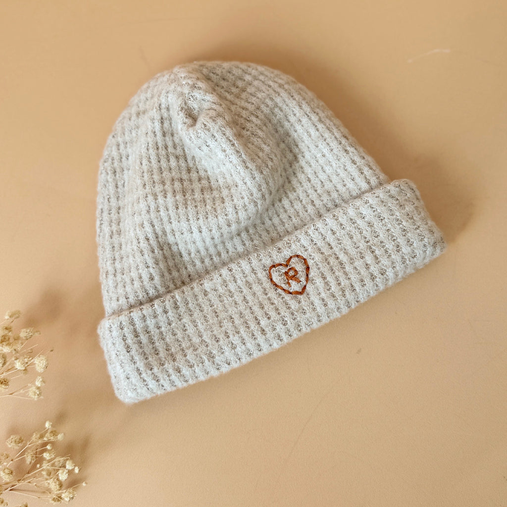 Bonnet de Naissance en jersey de coton festonné Écru - Coeur / Initiale