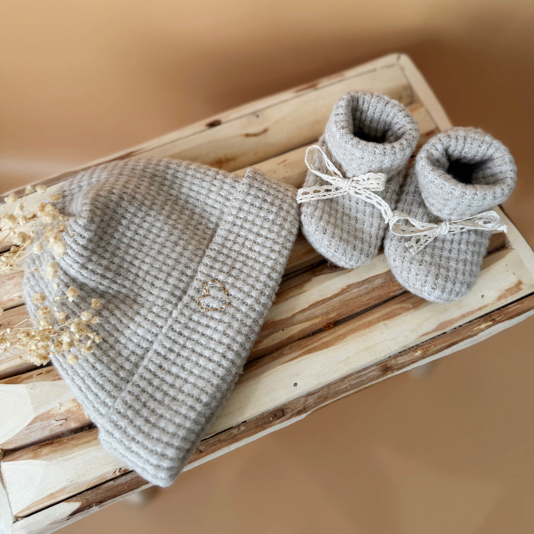 Bonnet de Naissance en Maille Nid d'abeille Grège - Initiale ♡