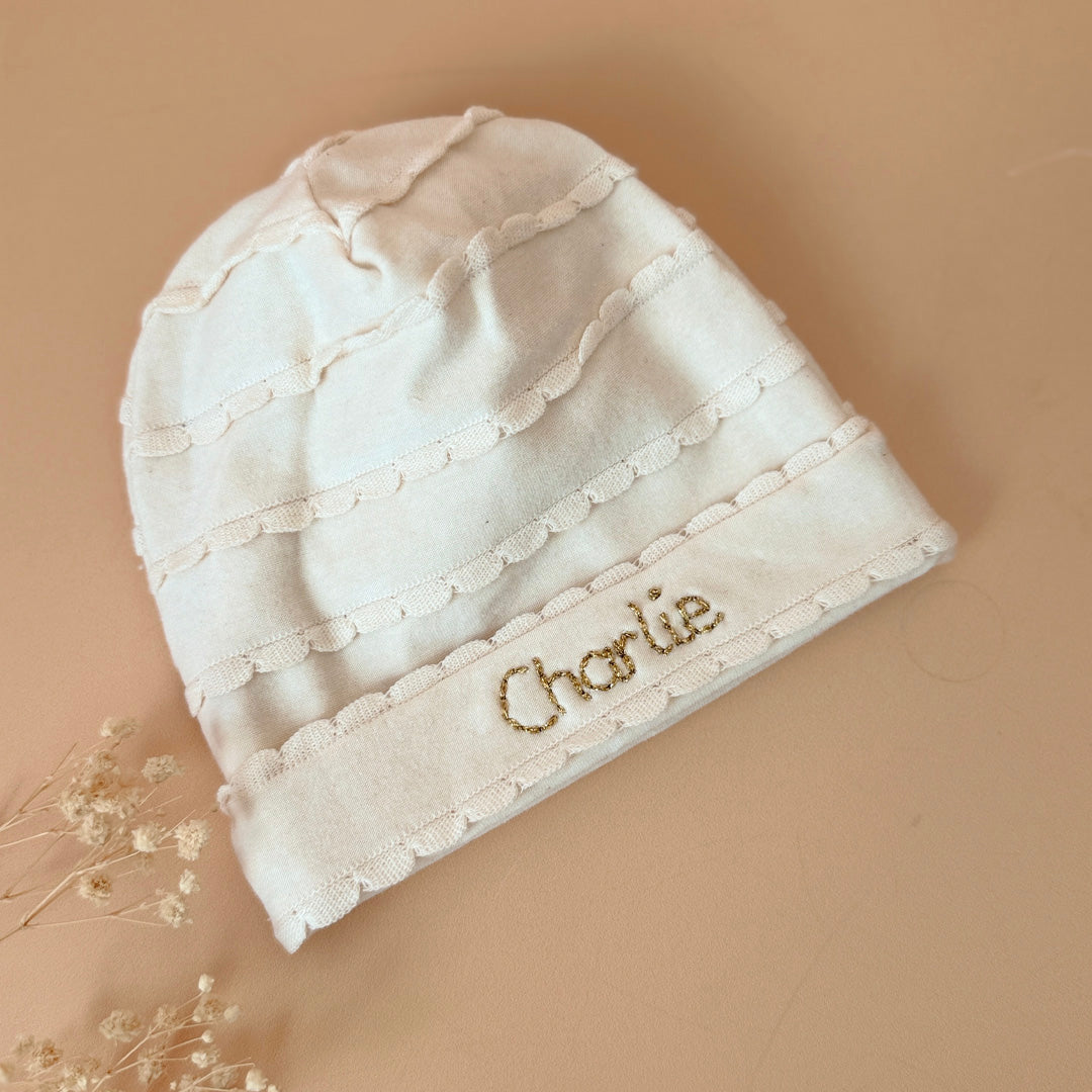 Bonnet de Naissance en jersey de coton festonné Écru - Prénom