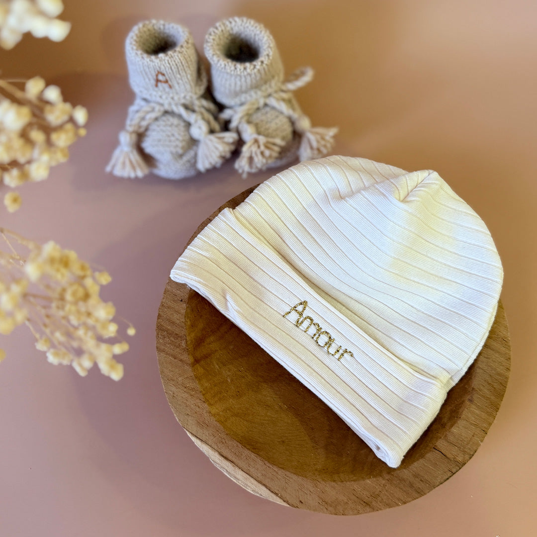 Ce bonnet de naissance est parfait pour garder la tête de votre bébé bien au chaud lors des premiers jours à la maison, que ce soit lors des sorties ou des moments de repos à la maison. Il peut également être utilisé comme accessoire photo pour capturer les précieux souvenirs des premiers jours de votre bébé. Nous conseillons ce modèle de bonnet plus léger pour les naissances prévues de mai à septembre. 