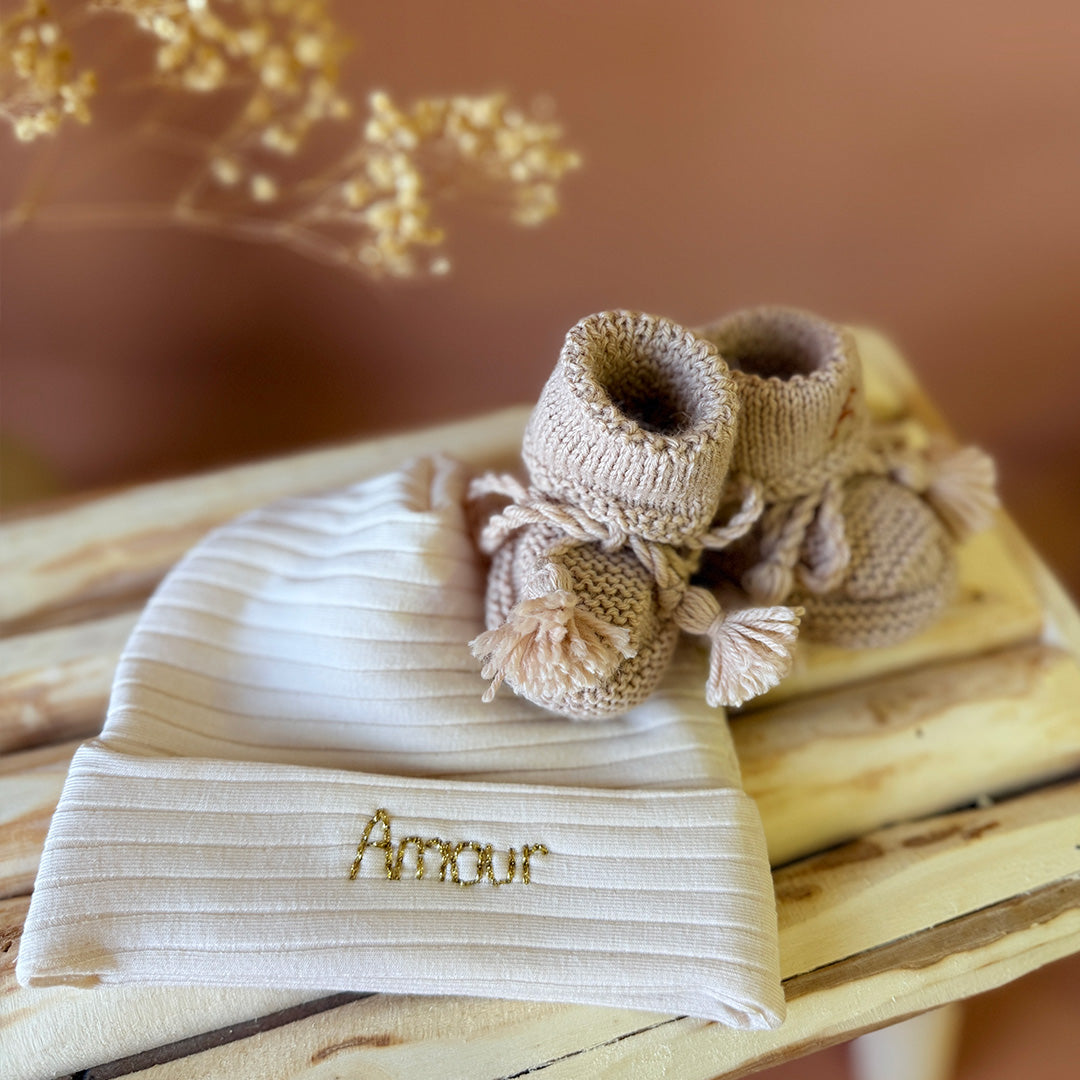 Ce bonnet de naissance est parfait pour garder la tête de votre bébé bien au chaud lors des premiers jours à la maison, que ce soit lors des sorties ou des moments de repos à la maison. Il peut également être utilisé comme accessoire photo pour capturer les précieux souvenirs des premiers jours de votre bébé. Nous conseillons ce modèle de bonnet plus léger pour les naissances prévues de mai à septembre. 