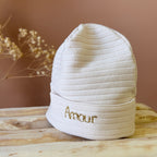 Ce bonnet de naissance est parfait pour garder la tête de votre bébé bien au chaud lors des premiers jours à la maison, que ce soit lors des sorties ou des moments de repos à la maison. Il peut également être utilisé comme accessoire photo pour capturer les précieux souvenirs des premiers jours de votre bébé. Nous conseillons ce modèle de bonnet plus léger pour les naissances prévues de mai à septembre. 