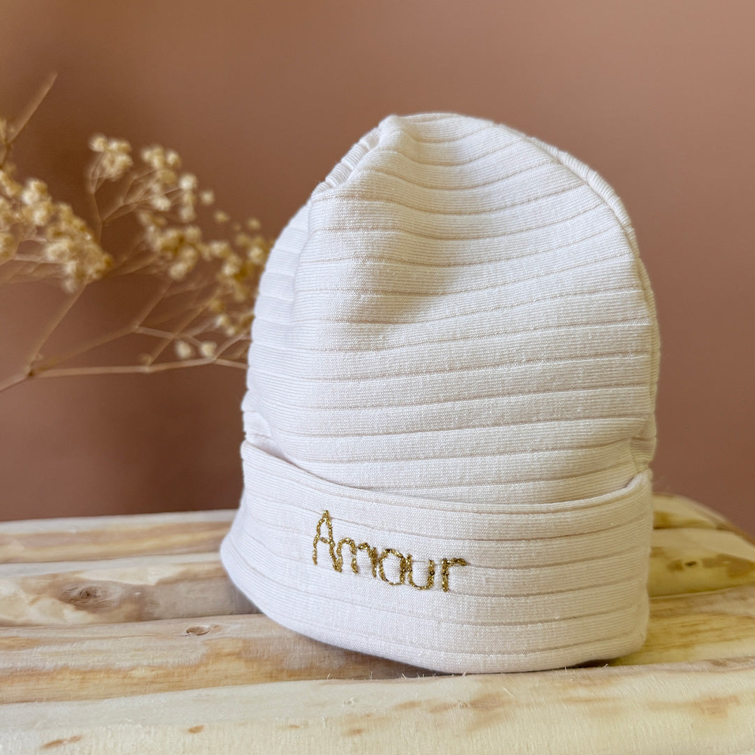 Ce bonnet de naissance est parfait pour garder la tête de votre bébé bien au chaud lors des premiers jours à la maison, que ce soit lors des sorties ou des moments de repos à la maison. Il peut également être utilisé comme accessoire photo pour capturer les précieux souvenirs des premiers jours de votre bébé. Nous conseillons ce modèle de bonnet plus léger pour les naissances prévues de mai à septembre. 