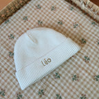 Le bonnet de naissance, un incontournable dans la valise maternité Le bonnet de naissance personnalisé pour bébé en maille tricotée de coton est l'accessoire idéal pour les premiers jours de votre nouveau-né. Confectionné avec soin, ce bonnet offre à votre bébé douceur et confort incomparables. Il est fabriqué dans l’un de nos ateliers partenaires français. Un cadeau parfaitement adapté pour accueillir votre petit trésor dans le monde avec tendresse et douceur. Retrouvez dans la même gamme, nos petits chaus