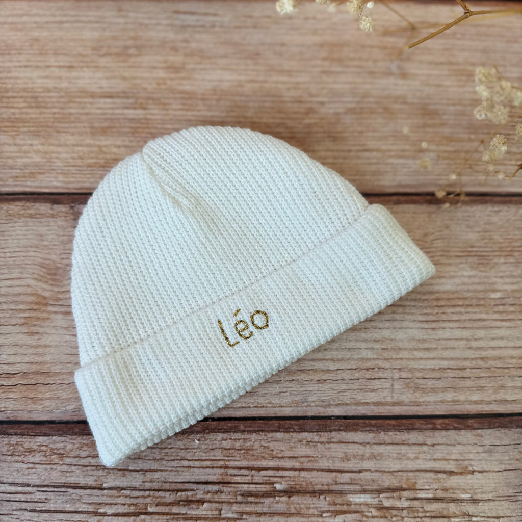 Le bonnet de naissance, un incontournable dans la valise maternité Le bonnet de naissance personnalisé pour bébé en maille tricotée de coton est l'accessoire idéal pour les premiers jours de votre nouveau-né. Confectionné avec soin, ce bonnet offre à votre bébé douceur et confort incomparables. Il est fabriqué dans l’un de nos ateliers partenaires français. Un cadeau parfaitement adapté pour accueillir votre petit trésor dans le monde avec tendresse et douceur. Retrouvez dans la même gamme, nos petits chaus