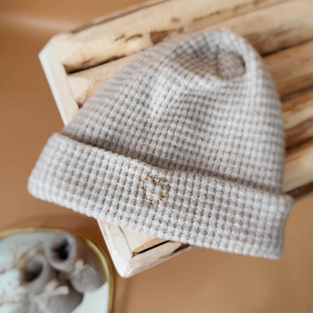 Bonnet de Naissance en Maille Nid d'abeille Grège - Initiale ♡