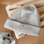 Bonnet de Naissance en Maille Nid d'abeille Grège - Initiale ♡