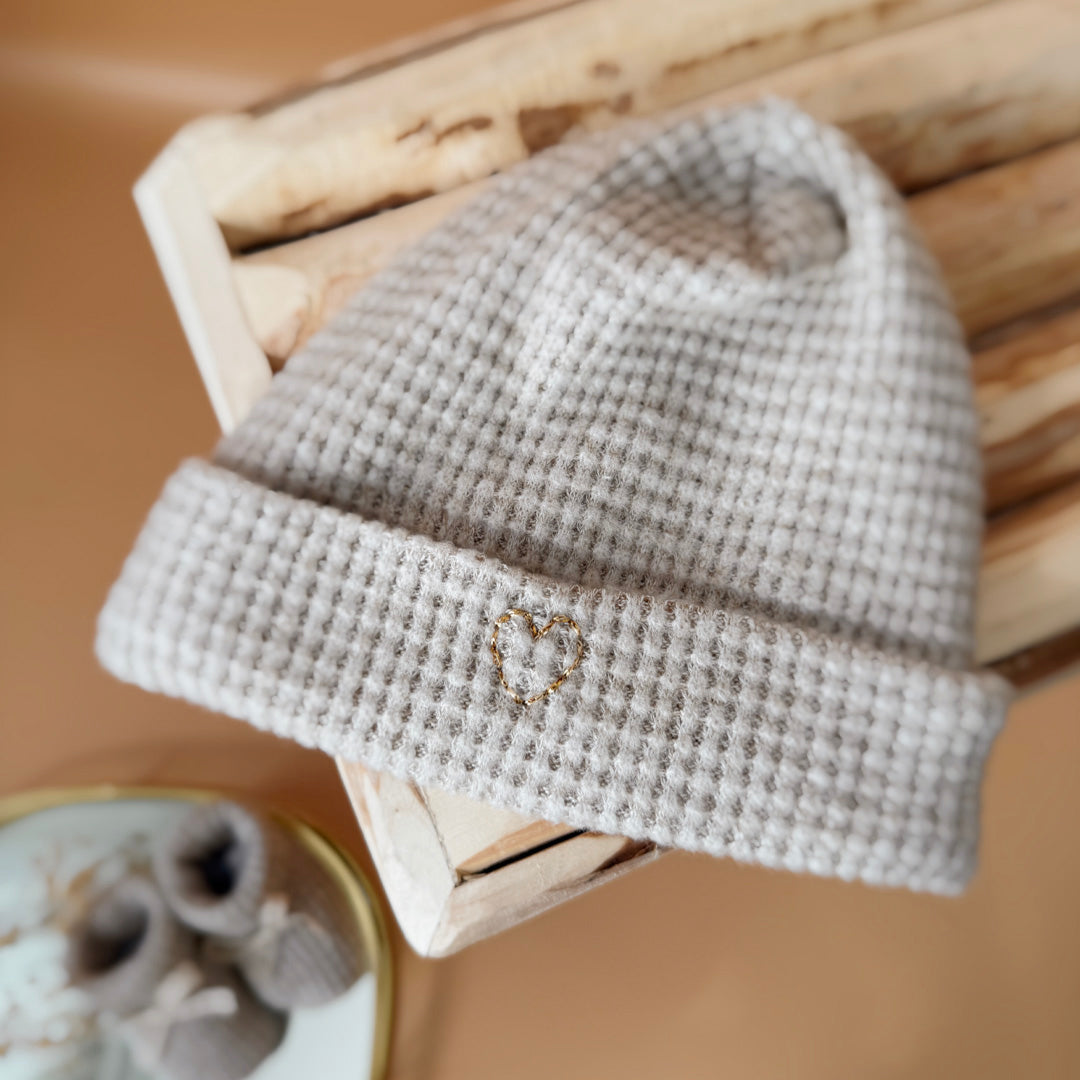 Bonnet de Naissance en Maille Nid d'abeille Grège - Initiale ♡