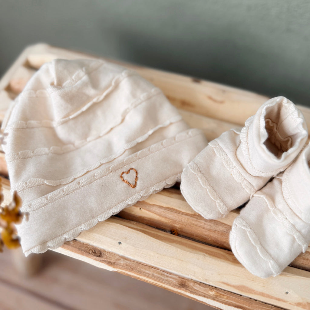 Bonnet de Naissance en jersey de coton festonné Écru - Coeur / Initiale