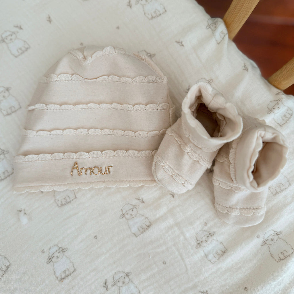 Chaussons de Naissance en jersey de coton écru festonné - Initiale