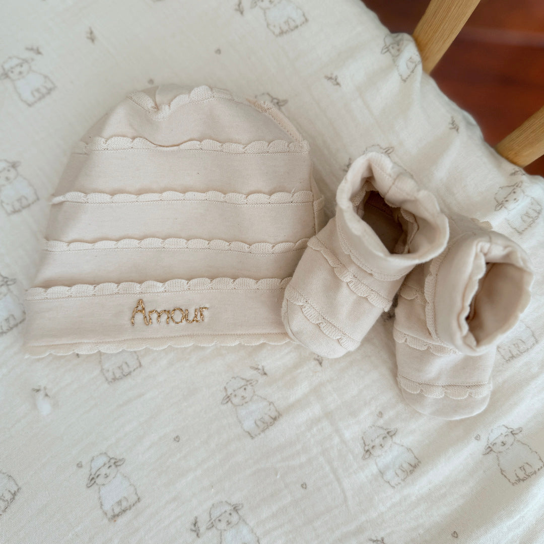 Chaussons de Naissance en jersey de coton écru festonné - Initiale