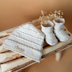 Chaussons de Naissance en jersey de coton écru festonné - Initiale