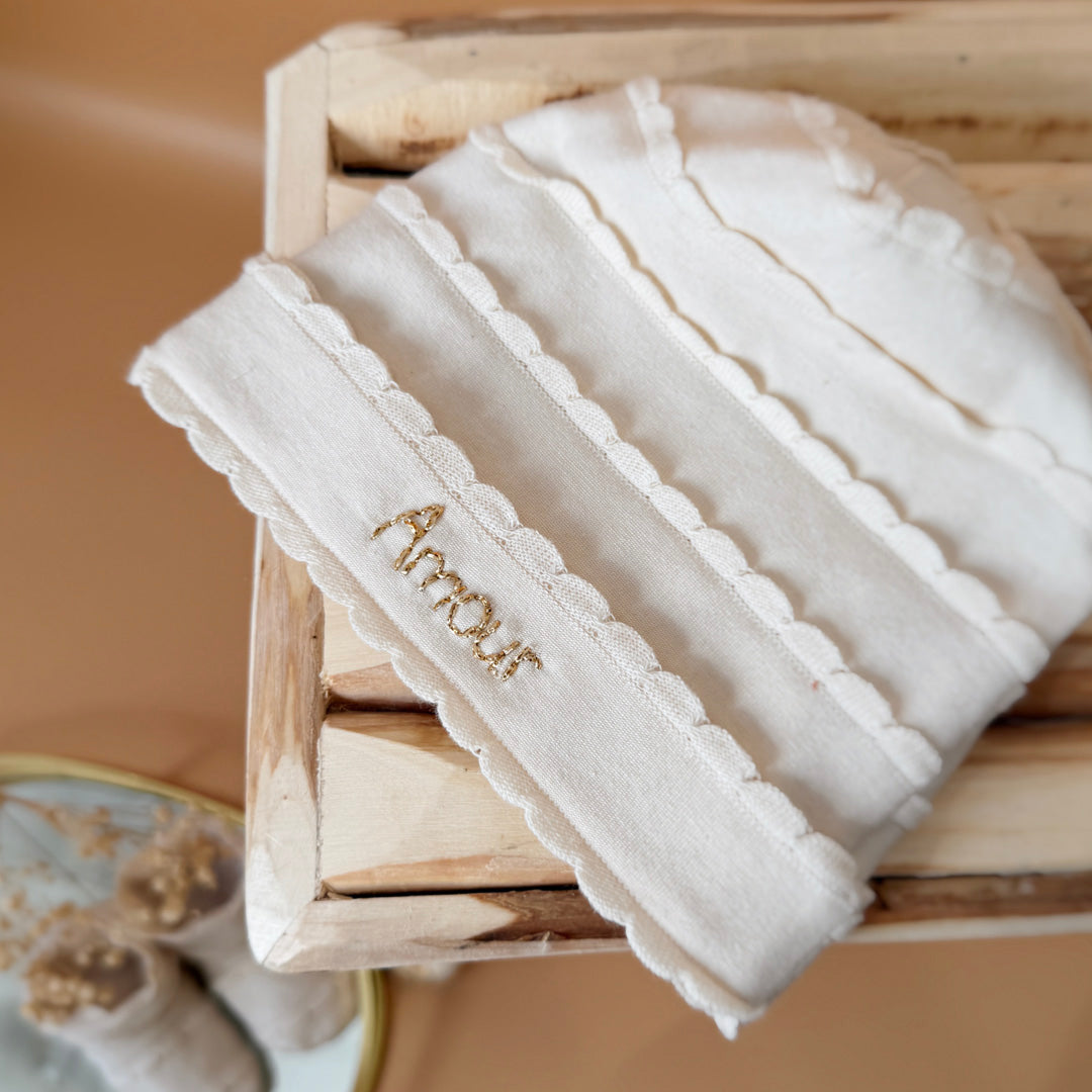 Bonnet de Naissance en jersey de coton festonné Écru - Prénom