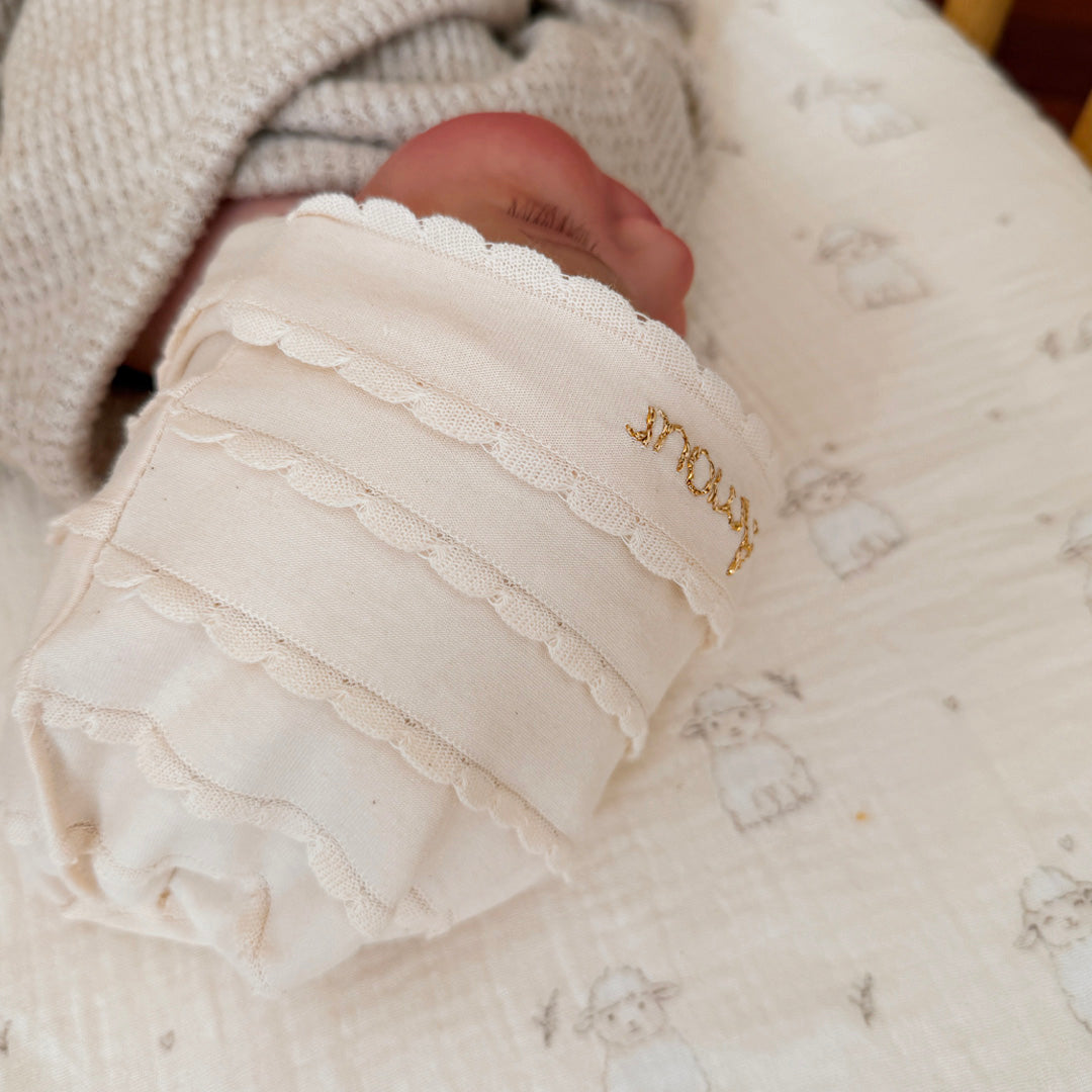 Bonnet de Naissance en jersey de coton festonné Écru - Prénom