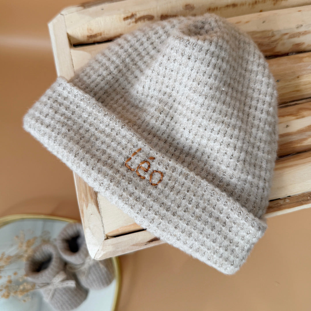 Bonnet de Naissance en Maille Nid d'abeille Grège - Prénom
