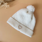 e bonnet de naissance personnalisé pour bébé en maille tricotée de coton est l'accessoire idéal pour les premiers jours de votre nouveau-né. Confectionné avec soin, ce bonnet offre à votre bébé douceur et confort incomparables. Il est fabriqué dans l’un de nos ateliers partenaires français. Un cadeau parfaitement adapté pour accueillir votre petit trésor dans le monde avec tendresse et douceur. Retrouvez dans la même gamme, nos petits chaussons de naissance. Grâce à sa texture et à sa conception, ce bonnet 