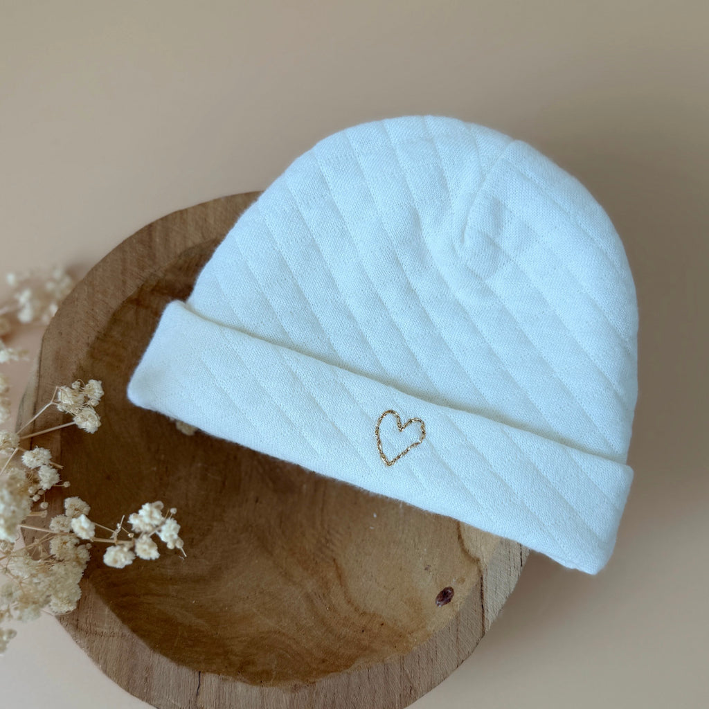 Bonnet de naissance matelassé écru - ♡ Initiale brodée