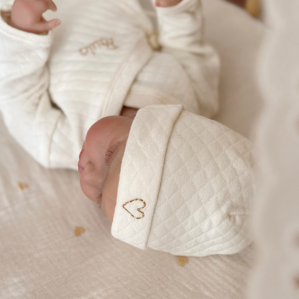 Bonnet de naissance matelassé écru - ♡ Initiale brodée