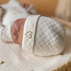 Bonnet de naissance matelassé écru - ♡ Initiale brodée