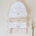 Immortaliser les premiers jours de vie de bébé avec ce joli petit bonnet personnalisé. Il est en 100% jersey de coton biologique écru. Il sera réchauffer bébé. Idéale pour annoncer le prénom de bébé à la naissance ! Le saviez-vous? Toutes les extrémités du corps de bébé sont les plus vulnérables au froid , pieds, mains, oreilles ... Même en plein été il est important de bien couvrir bébé dès la naissance, n'oublions pas qu'il sort d'un bain de 37° C depuis 9 mois !