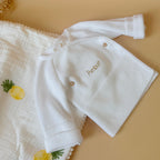 Pour un nourrisson, de la naissance à un mois environ, il est recommandé de rajouter une brassière de naissance en coton  et un bonnet.  À cet âge bébé est encore trop petit pour réguler lui-même sa température. Bébé a besoin de chaleur et de matières douces et rassurantes, c'est pourquoi ce cardigan croisé est un parfait cocon pour accueillir bébé ! Elle a une place indispensable dans le trousseau de maternité. Complétez votre tenue avec un de nos petits bonnets personnalisés et nos petits chaussons de nai